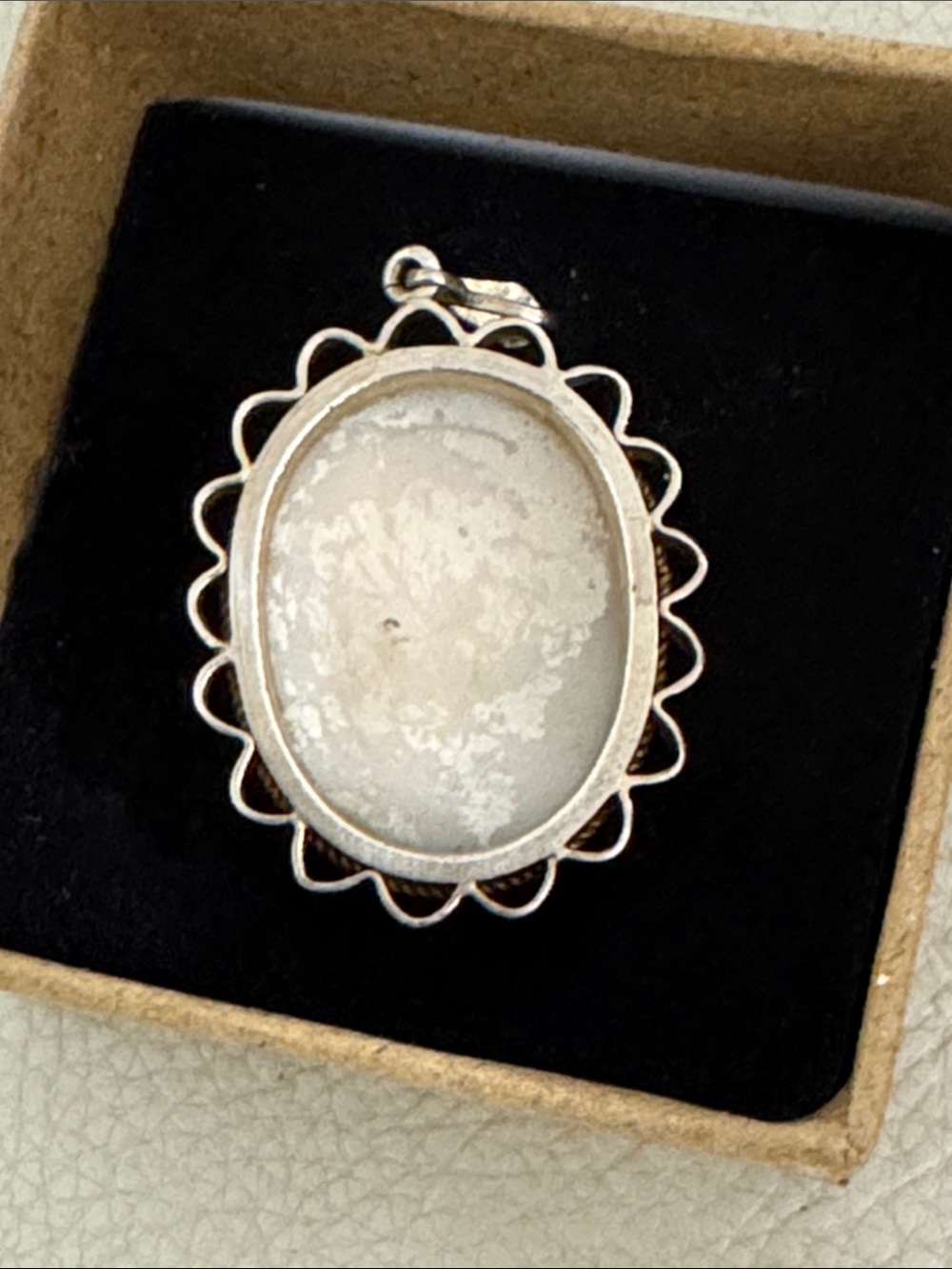 Vintage-style Cameo Pendant in Cream and Sterling silver. - Picture 3 of 4